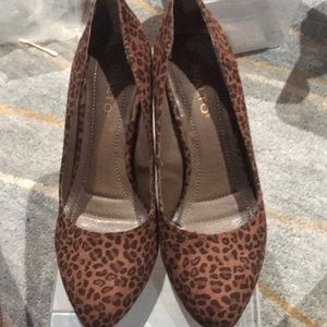 Like new , wore once , leopard print pumps